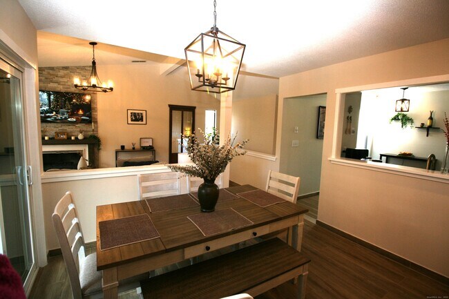 Building Photo - 7 Twin Oak Ct