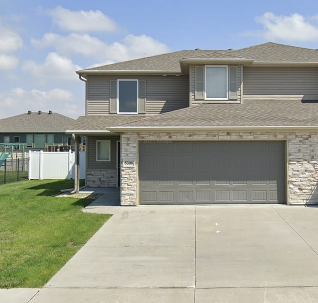 Building Photo - Newer 3-Bed Townhome in NW Columbus, attached double car garage and private back yard!