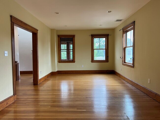 Large Living - 7 Fairfield St