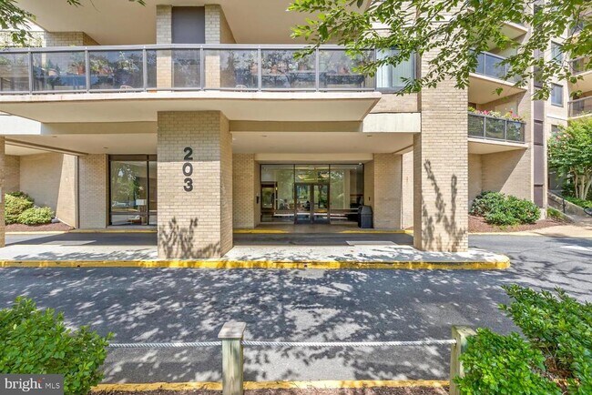 Building Photo - 203 Yoakum Pkwy