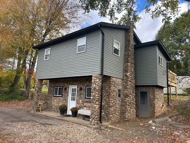 Building Photo - 2 bedroom 1 bath single family home