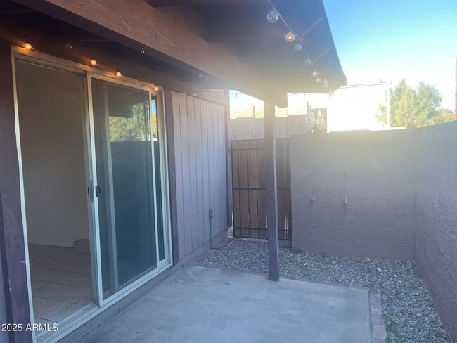 Building Photo - 826 S Casitas Dr