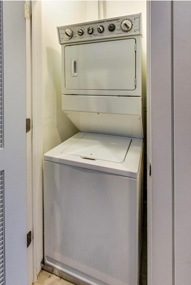 Building Photo - 2117 W Gladys Ave