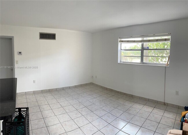 Building Photo - 465 S Royal Poinciana Blvd