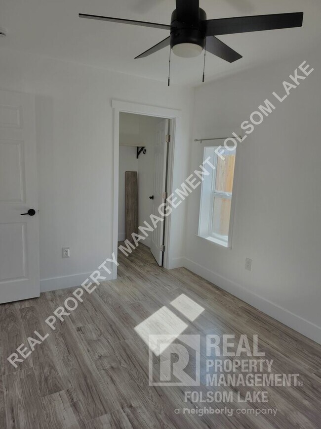 Building Photo - 814 1/2 Rumsey Way