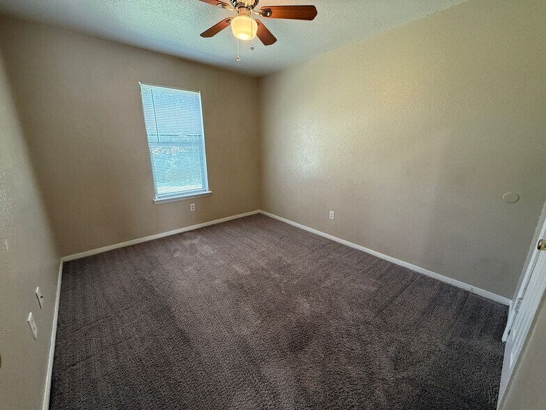 Building Photo - 1708 Benttree Dr