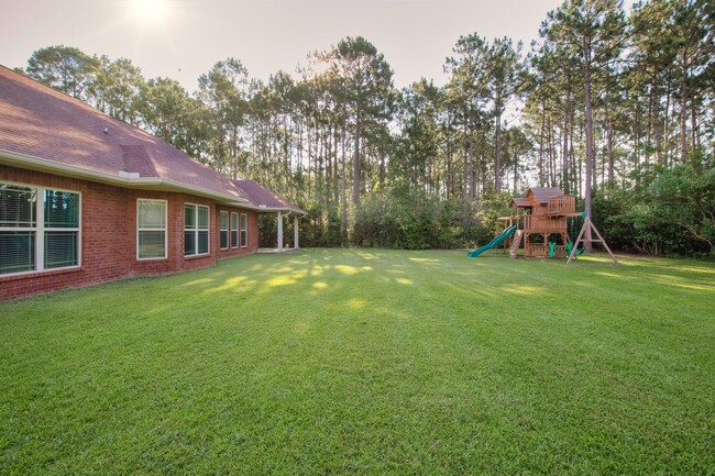 Building Photo - Stunning Craftsman Home by the Golf Course