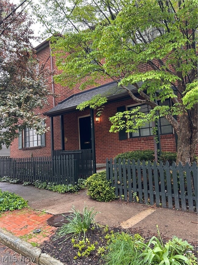 Building Photo - 1707 W 31st Pl