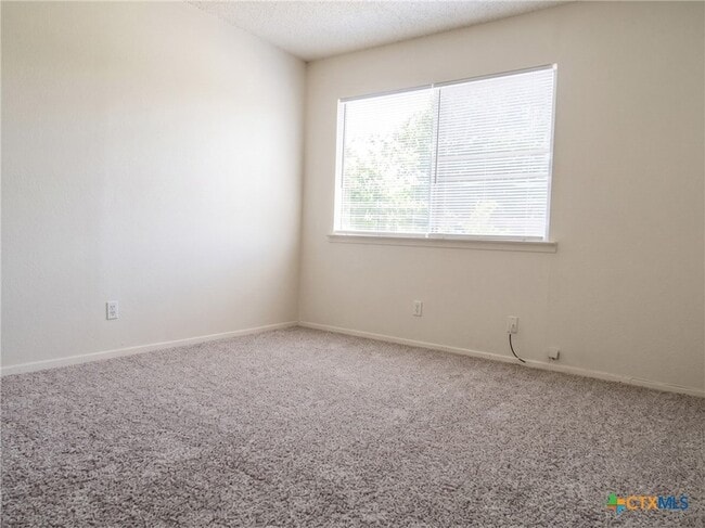 Building Photo - 2210 Cascade Dr