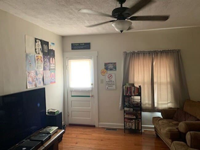 Building Photo - 2 BED with easy access to Downtown!