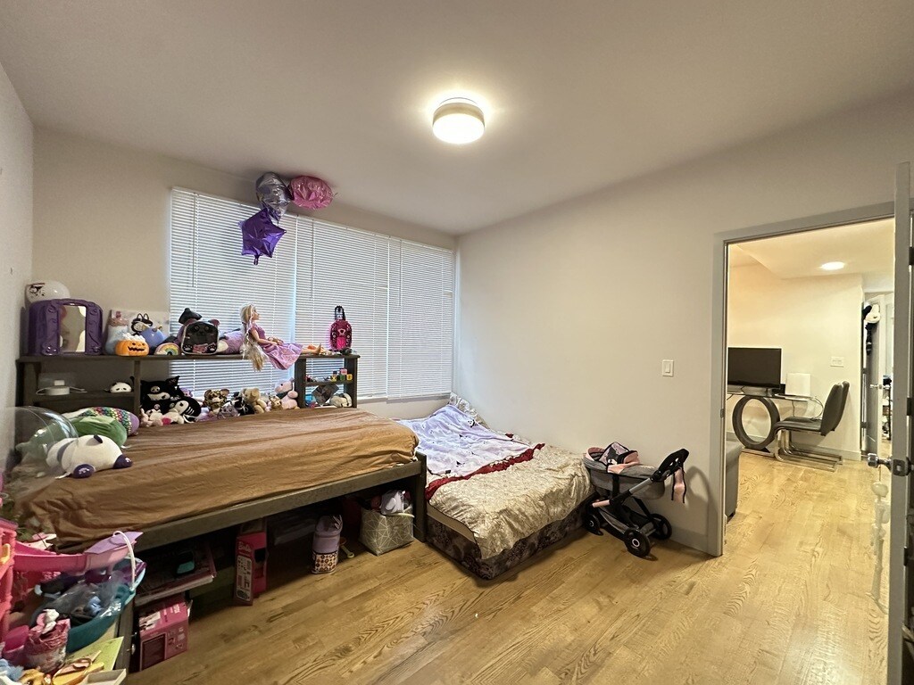 Building Photo - 2437 W Walton St