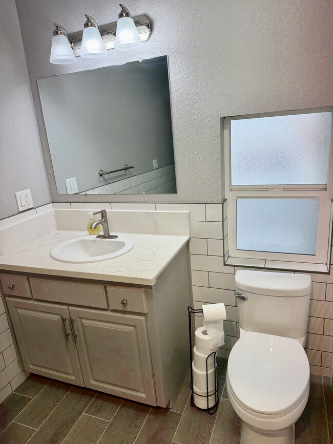 Building Photo - 972 S Hope Ave