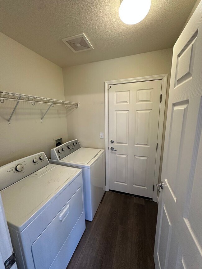 Building Photo - Beautiful 4 Bedroom, 2.5 Bath Tracy Home /...