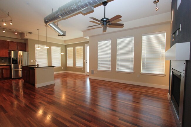 Building Photo - Gorgeous Corner Unit DTC Condo