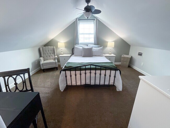 Building Photo - 860 13th Ave S