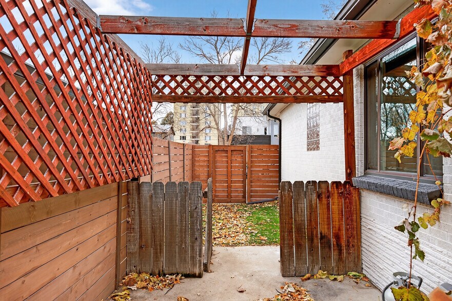 Building Photo - 2618 Meade St