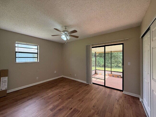 Building Photo - Cozy 2 bedroom duplex with screened patio