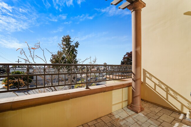 Building Photo - 985 N Michillinda Ave