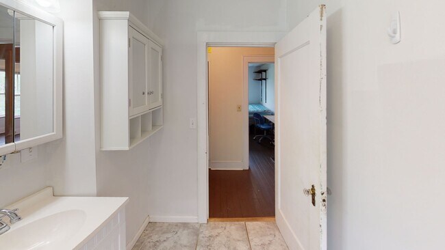 Building Photo - 321-321.5-3215 Hillview Pl