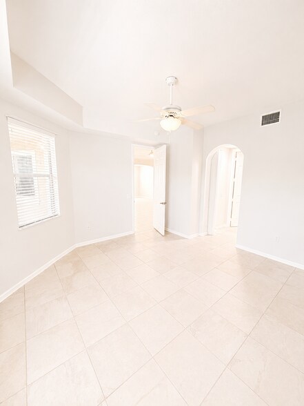 Building Photo - 1445 Mariposa Cir