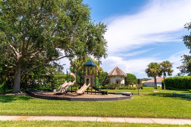 Building Photo - 4 Bed / 3 Bath Unfurnished Family Home wit...