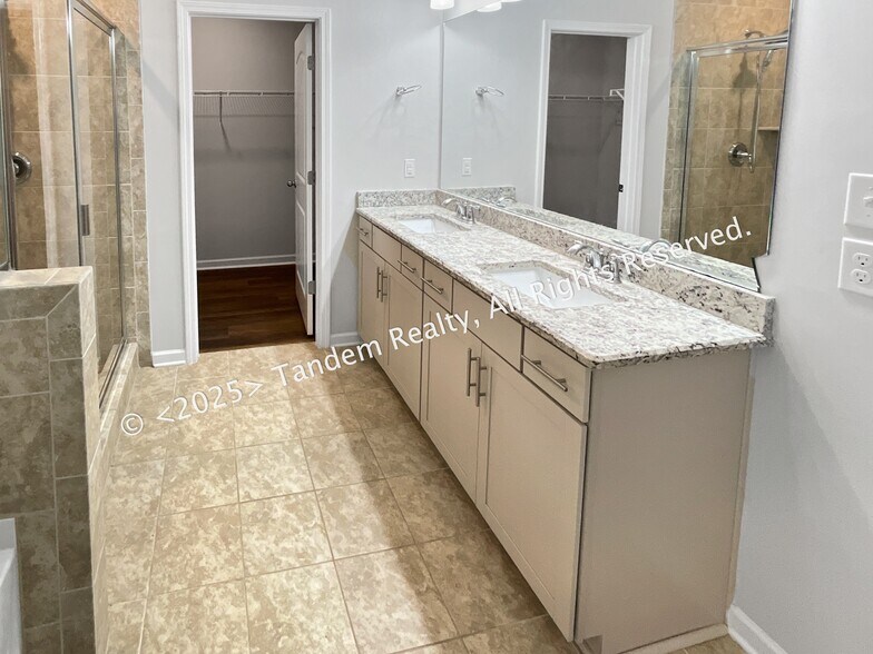 Building Photo - 8020 Forest Hills Dr