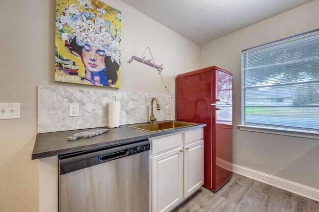 Building Photo - Fully Furnished, Updated 2BR Duplex in Quiet West Sherman