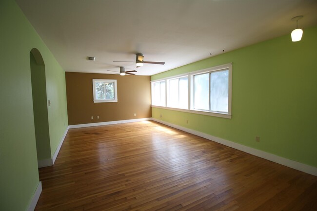 Building Photo - 732 Woodmere Dr