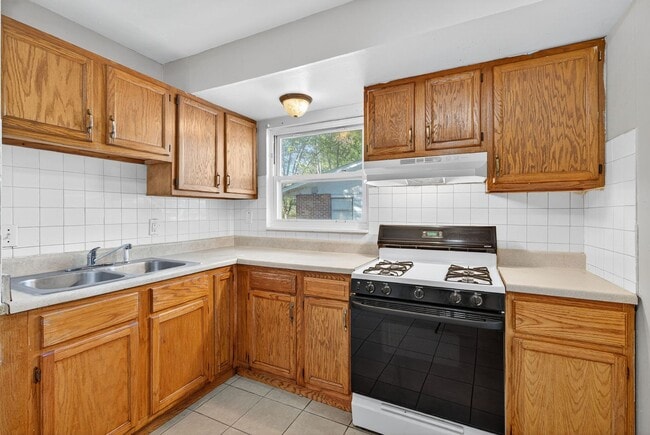 Building Photo - 3 Bedroom Ranch Style Home In Dellwood