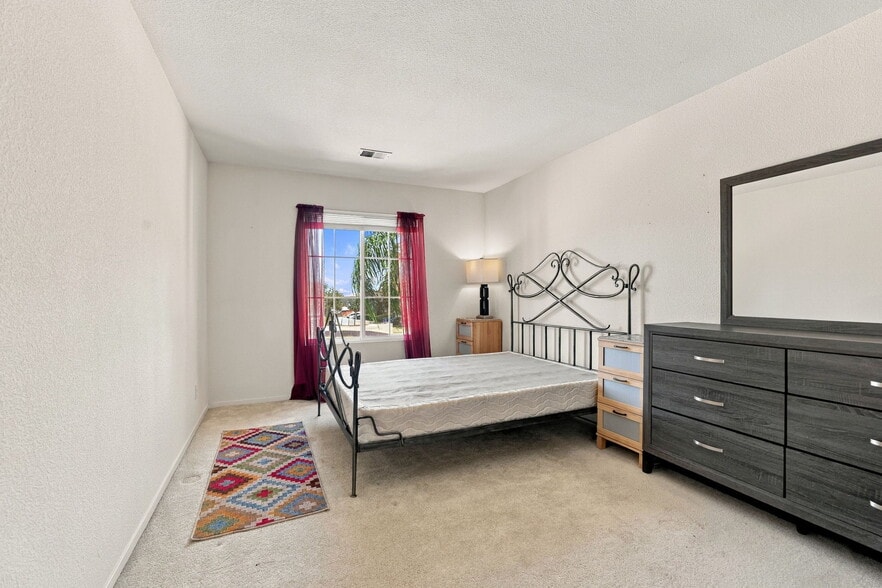 Building Photo - 204 Millbrook Dr