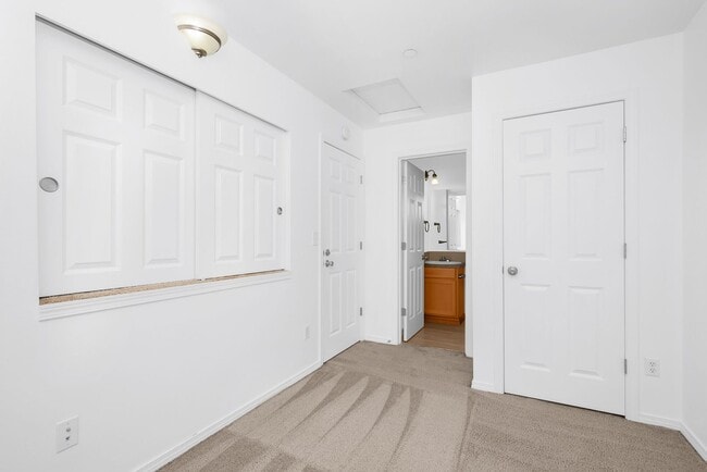 Building Photo - Mini 2 Bedroom Townhouse Heart of Redmond