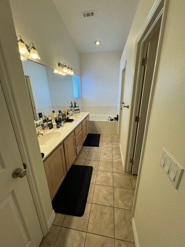 Building Photo - Paradise Cove Home!
