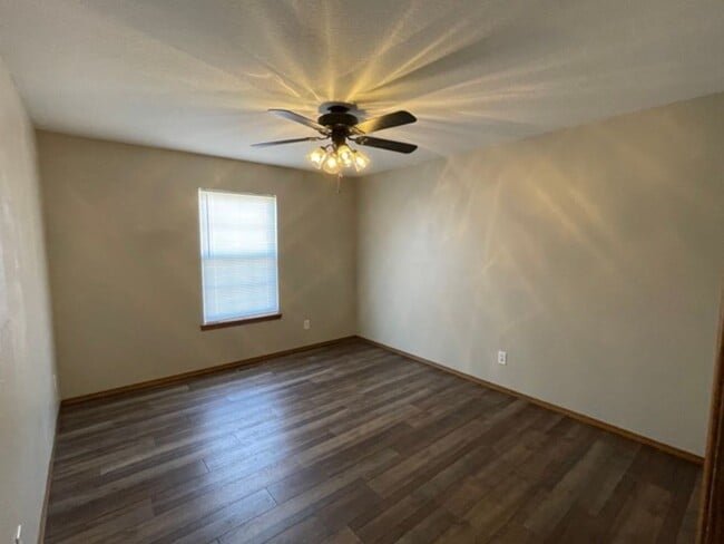 Building Photo - FOR LEASE. VERY NICE 3 BEDROOM 2 BATH HOME IN CARL JUNCTION-$1350 RENT-$1350 DEPOSIT