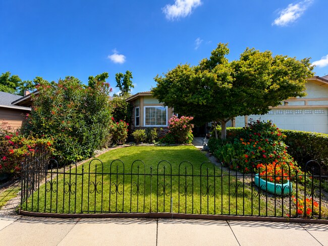 Building Photo - Welcome to this stunning 4 bedroom  bathroom home located in Fremont