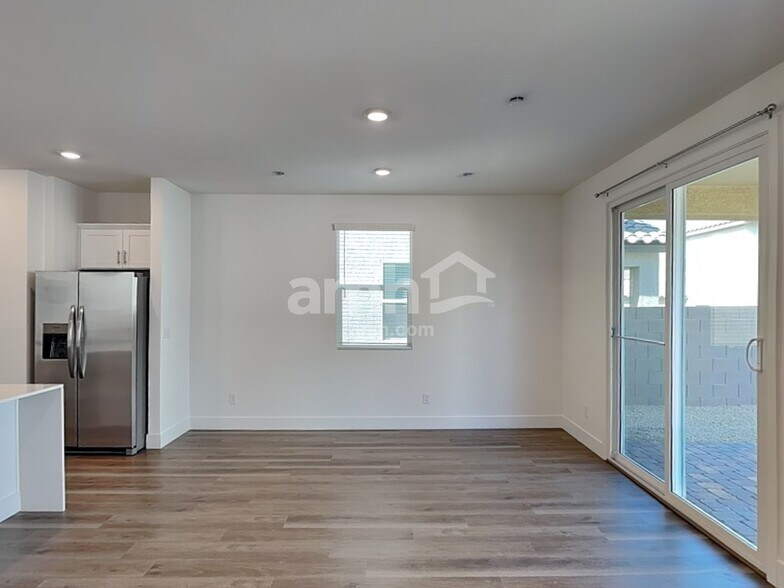 Building Photo - 5864 Vaes Dothrak St