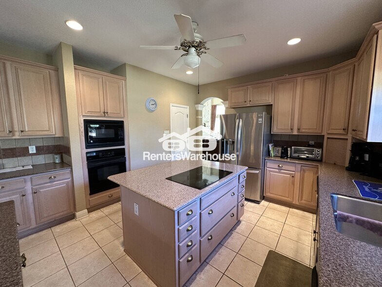 Building Photo - 900 Wayside Dr