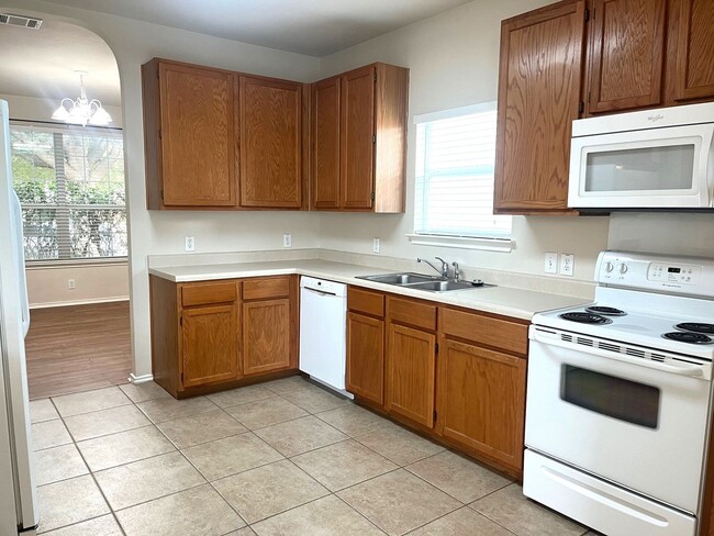 Building Photo - 4 Bedroom 2 1/2 Bath in Cibolo!