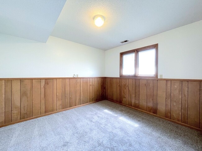 Building Photo - Updated 3 bed 2 bath home in great neighbo...
