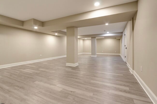 Building Photo - 438A Redwood Ave