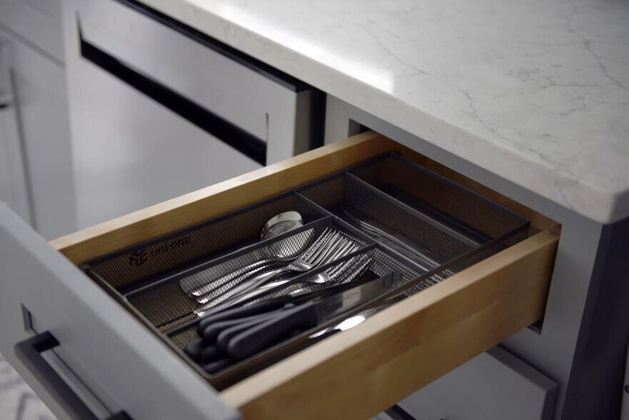 Building Photo - 444 Oneida St