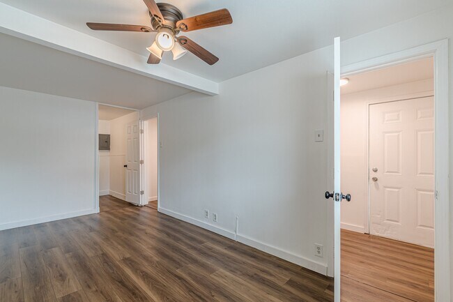 Building Photo - 2407 S New Braunfels Ave