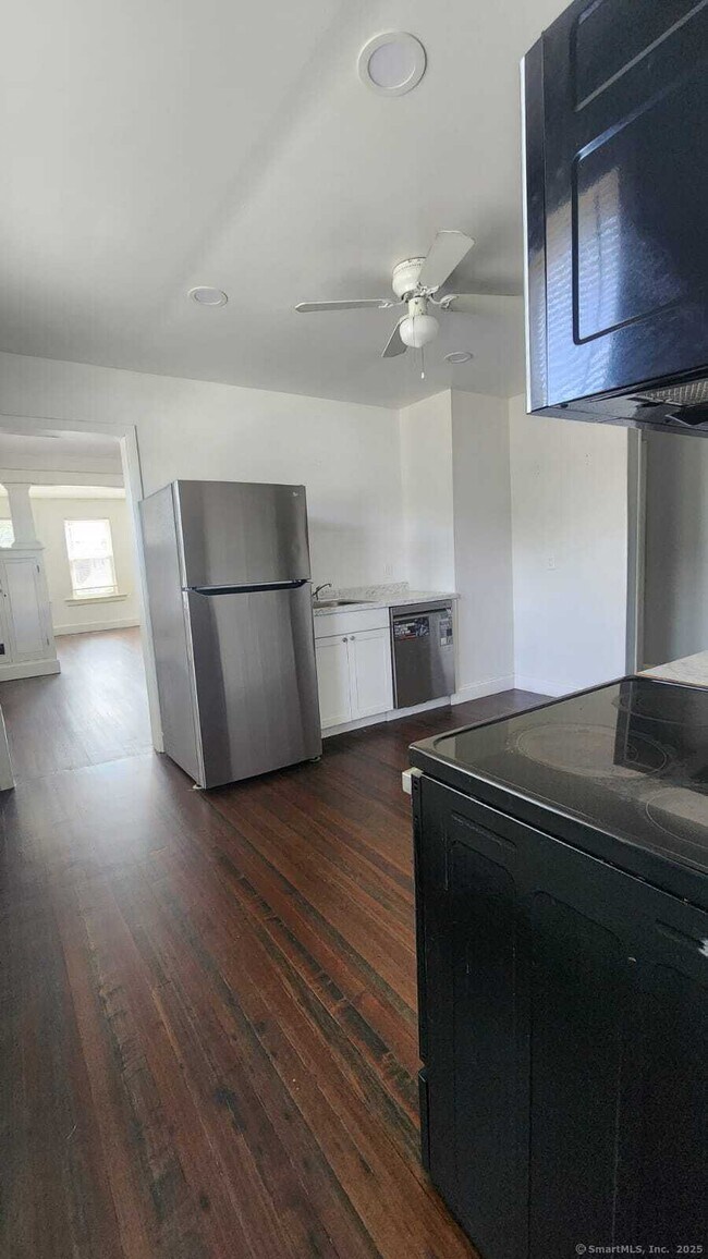 Building Photo - 305 Wakelee Ave