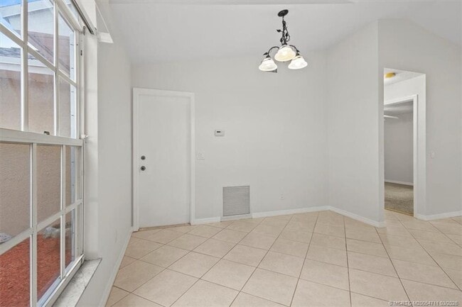 Building Photo - 517 SW College Park Rd