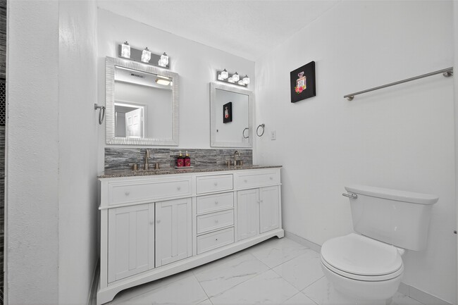 Building Photo - 8203 Huntermoor Cir