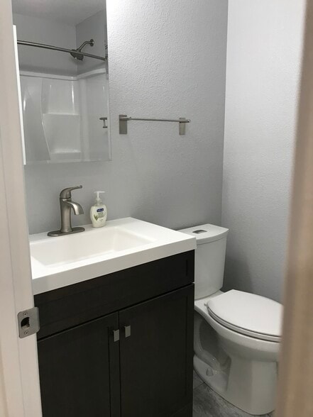 Upstairs full bath - 1180 S Depew St