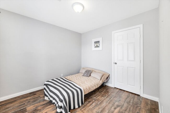 Building Photo - Great location 3 bedrooms 2 1/2 bath, community pool, St. Rose pkwy and Spencer