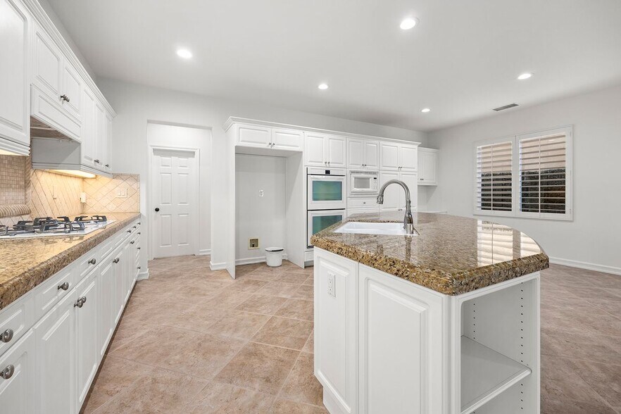 Building Photo - 2556 Pearblossom St