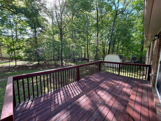 Building Photo - Lovely 3br 2ba home in quiet Chapel Hill neighborhood, walking distance to McDougle Elementary!