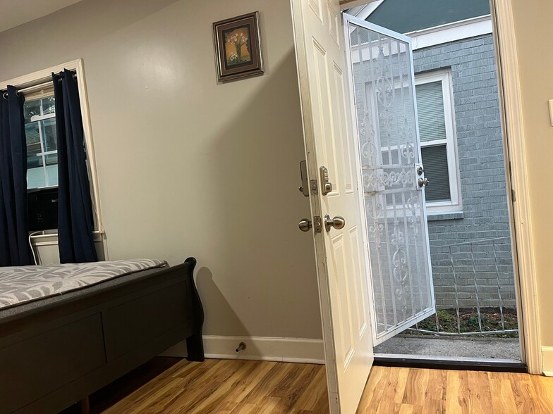 Private entrance for easy deliveries and guest accesss - 761 Kennolia Dr SW