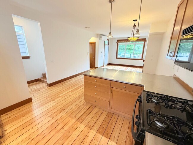 Building Photo - Charming Home in Leschi!